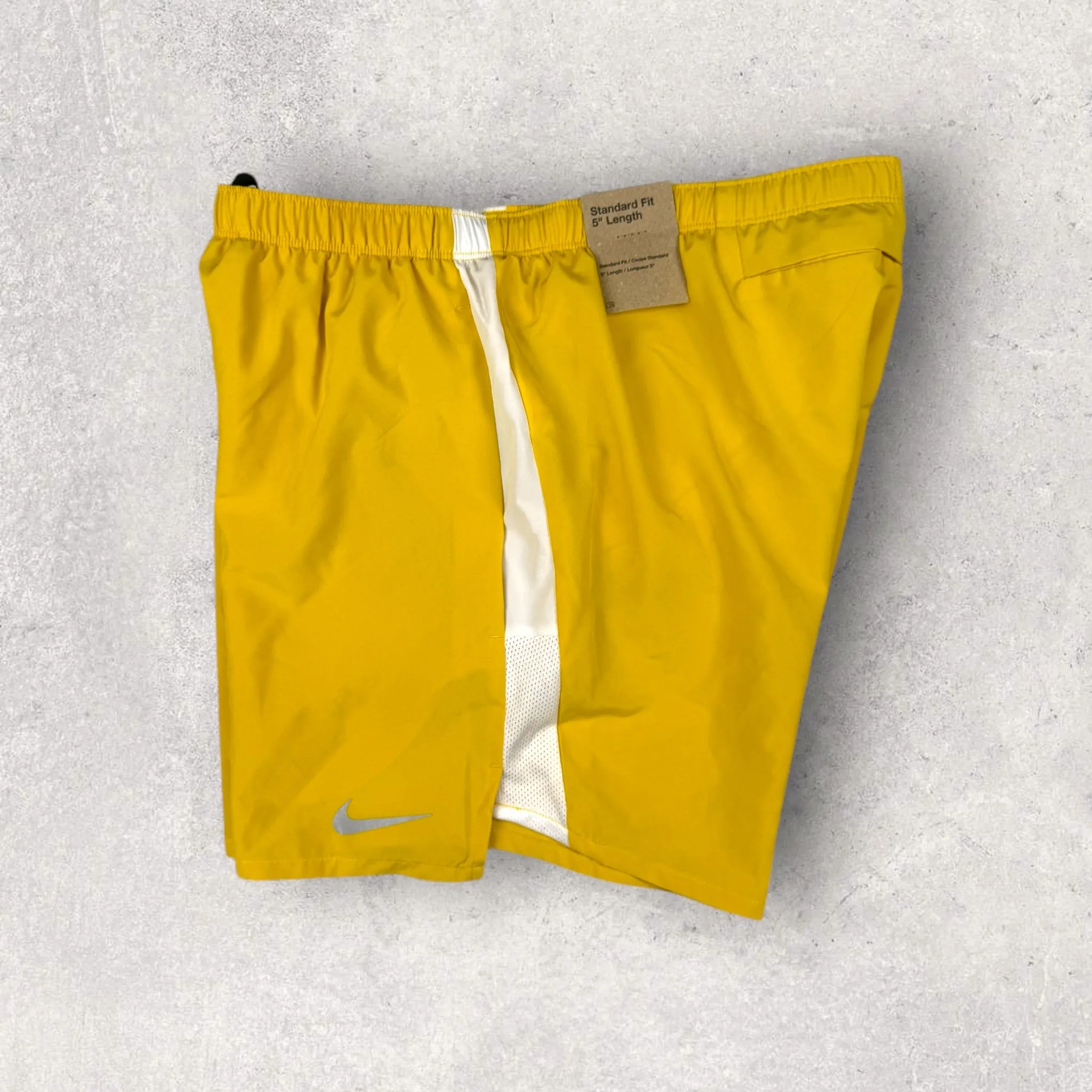 NIKE CHALLENGER SHORTS 5 INCH - YELLOW