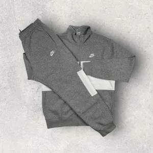 NIKE ESSENTIALS FLEECE TRACKSUIT - GREY/WHITE