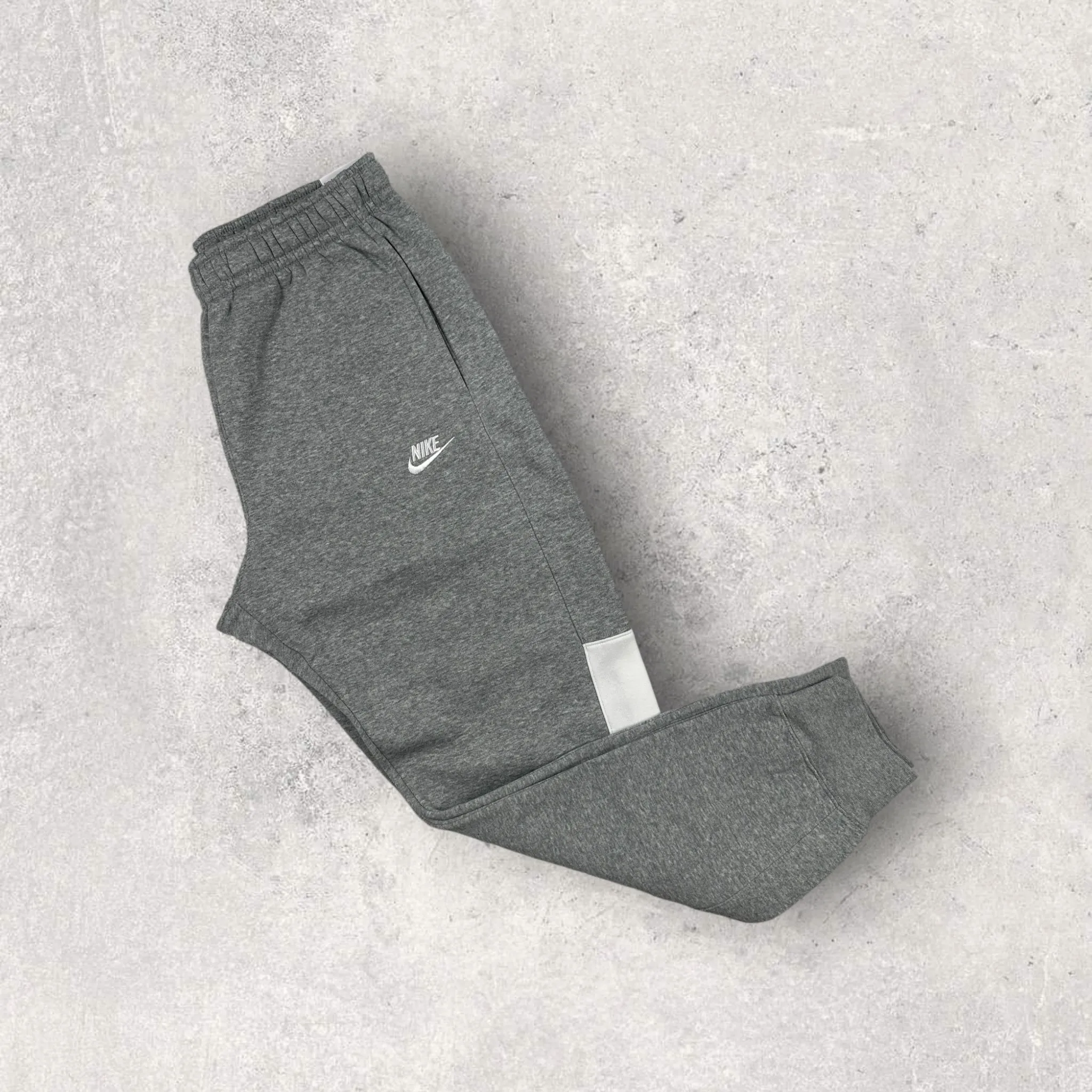 NIKE ESSENTIALS FLEECE TRACKSUIT - GREY/WHITE